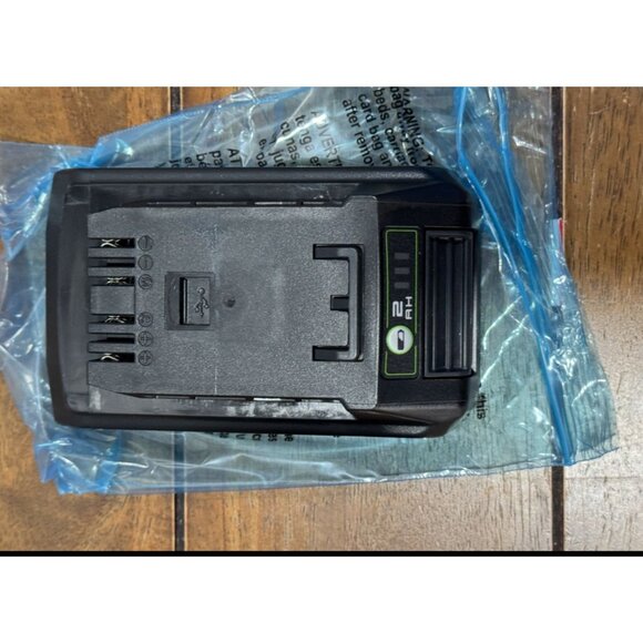 GREENWORKS Powerall 24v 2.0 Ah Battery USB Port Design - Picture 6 of 12
